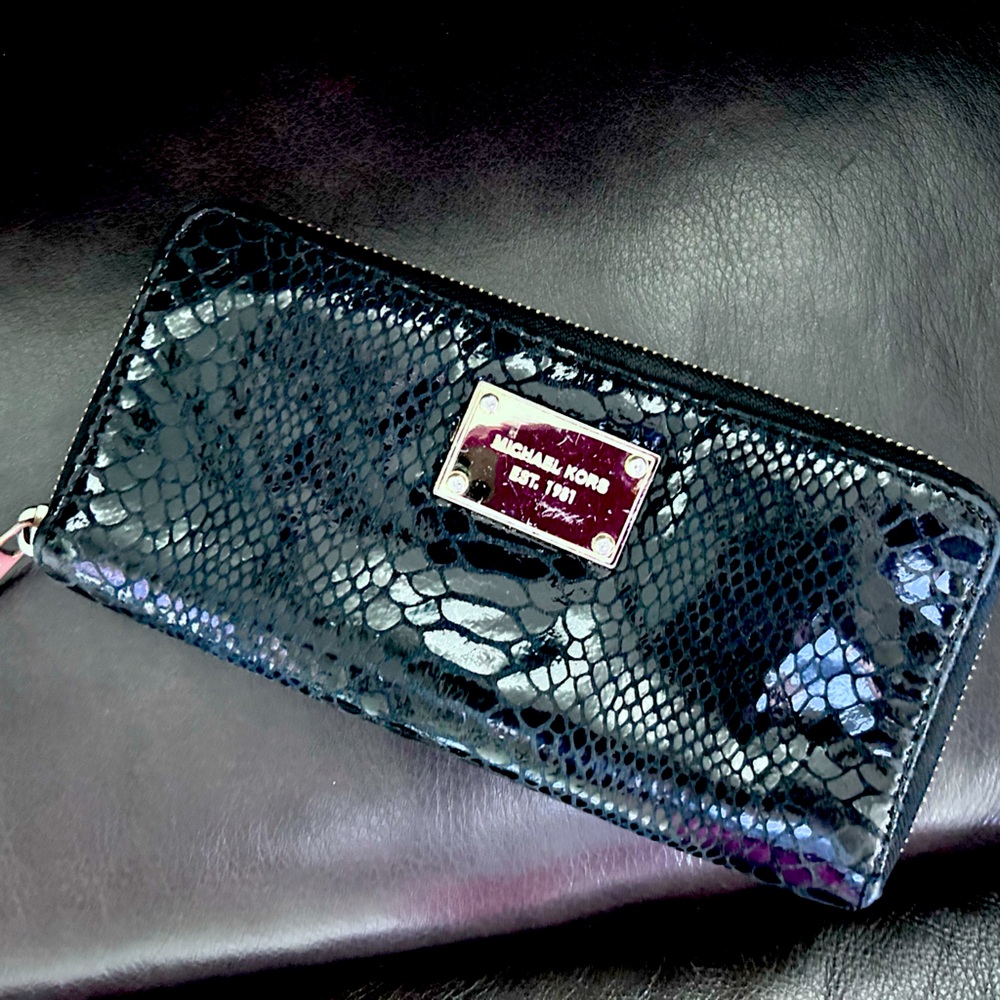 Michale Kors crock style wallet